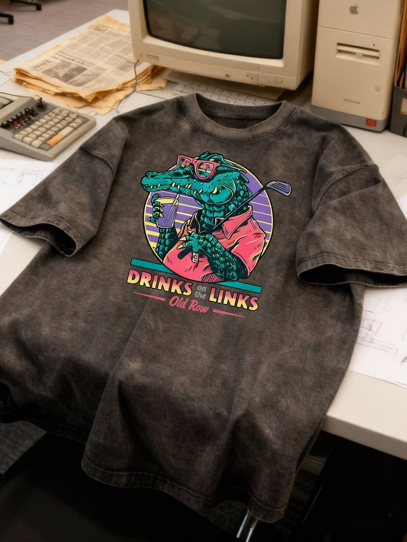 Men's retro washed cotton T-shirt with crocodile and golf cartoon print - "DRINKS & LINKS" pattern, casual summer streetwear, short-sleeved, crew neck, retro T-shirt.